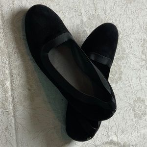 Stuart Weitzman Giveable Stretch Ballet Flat -7M